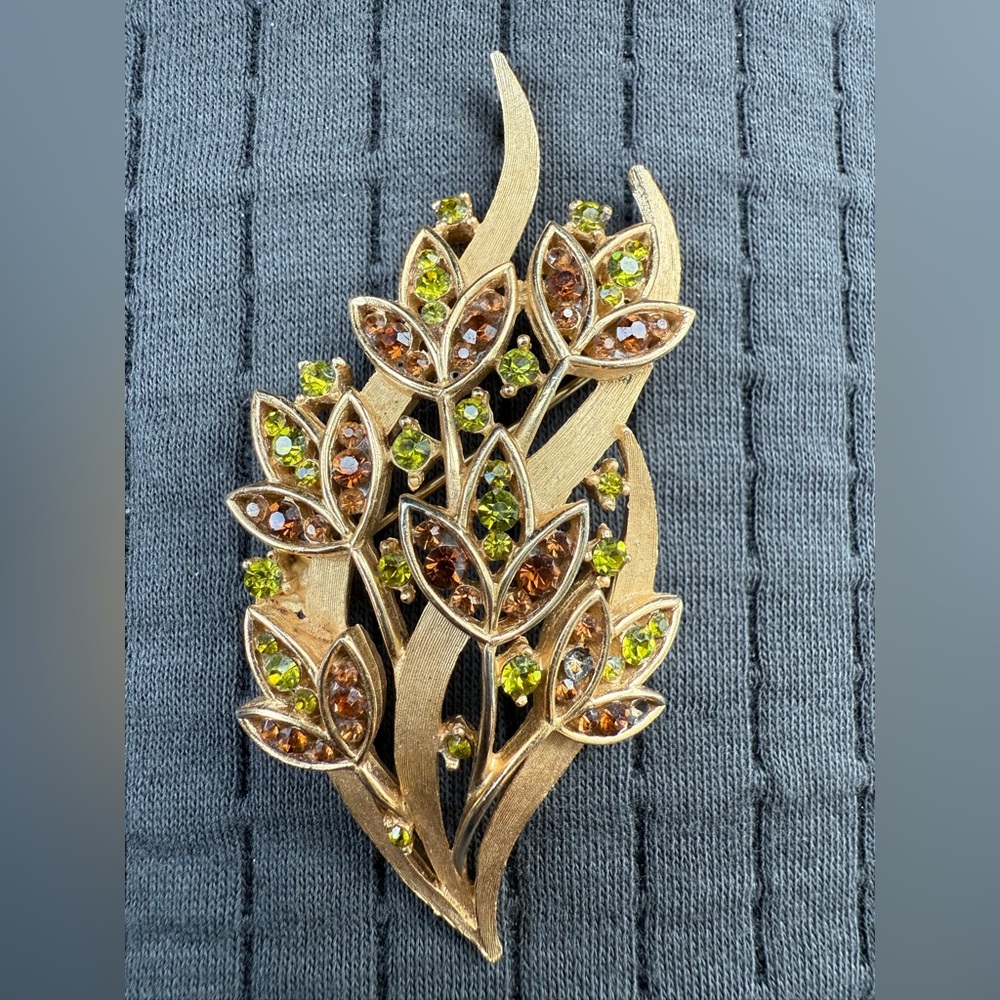 Vintage Crown‎ Trifari Brown Green Rhinestone Brooch Gold Tone Brushed Leaf